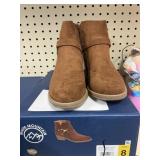 White Mt womens ankle boot 8