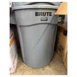 Rubbermaid Brute trash can 32 gal