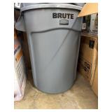 Rubbermaid Brute trash can 32 gal