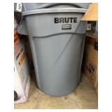 Rubbermaid Brute trash can 32 gal