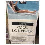 Pool lounger- white