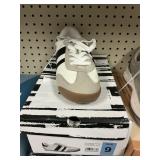 DV womens sneaker size 9
