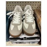 DV womens sneaker size 9