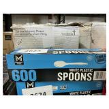 600 ct White plastic spoons