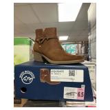 White Mt womens ankle boot size 6.5