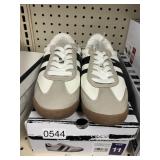 DV womens sneaker size 11