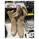 Universal Thread womens Jasper boot size 6