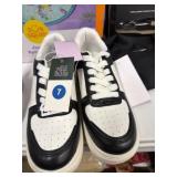 Wilde Fable ladies sneaker size 7