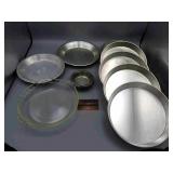 KLOT OF 9' CAKE BANS, PYREX PIE PAN, ALLUMINUM PIE