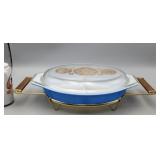 Pyrex 1.5 Qt Covered Casserole Dish on Holder