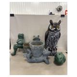 Storage Tote w/(4) Garden Statues