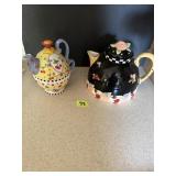 2 tea pots