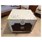 White wood box with lida does have rollers