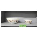Pair of Pyrex mixing bowls 6-in diameter and 9