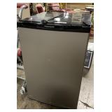 Apartment Dorm Size Frigidaire Fridge & Freezer.