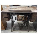 Vtg Singer Sewing Machine & Oak/Cast Table.