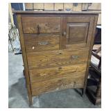 Vtg Oak Chest of Drawers.