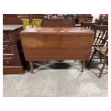 Vtg Maple Farmhouse Style DropLeaf Table.