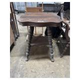Victorian Style Bobbin Leg Parlor Table.