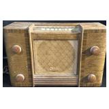Vintage 1946 Westinghouse H-130 Tabletop Radio.