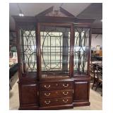 Beautiful Mahogany Thomasville China Cabinet.