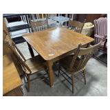 Vtg Oak Dining Table & Spindle Chairs.