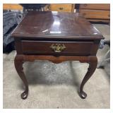 Hammary Queen Ann Style End Table.