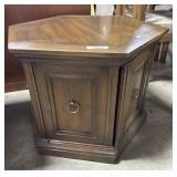 Traditional Style Hexagonal End Table.
