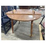 Traditional Style Round Dining Table.