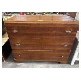Traditional Style Mahogany Chest of Drawers.