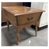 Maple Lift Top End Table.: 20wx25lx21h inches