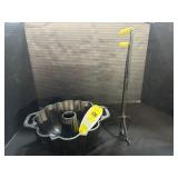 Lodge Cast Iron Fluted Cake Pan, Lift Hooks,