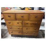 Vtg Mid Century 9-Drawer Dresser.