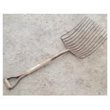 Primitive Manure Fork w/ D-Grip Handle