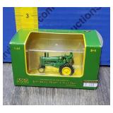 ERTL John Deere 'A' Tractor / Man ERTL John Deere 'A' Tractor / Man