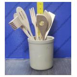 Pampered Chef Crock with Wooden Utensils Pampered Chef Crock with Wooden Utensils