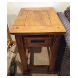 Oak end table w/ drawer