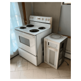 Magic Chef electric stove, Model CER1360AAW, 30' W x 26' D x 46' T