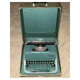 Universal Underwood manual typewrite in case