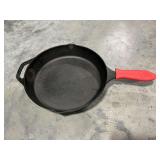 Utopia 12" cast iron skillet with handle guard
