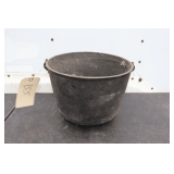 10 Inch W0 8 Cast Iron Footed Kettle with Handle