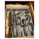 Flatware, kitchen utensils, pot holders etc... drawers 'F'