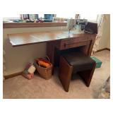 New Home model 592 sewing machine in a great retro walnut veneer cabinet and various accessories