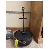 Camp Chef #10 3 ftd Dutch oven w/ coal lip lid and lifter