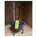 Campmaid CO #8 Dutch oven w/ coal lip lid, spider and lifter