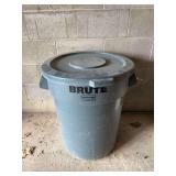 Brute 32 gallon trash can w lid