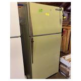 GE avocado green fridge freezer Plugged in and turns on