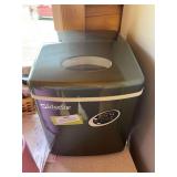 Edge star ice maker