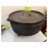 Cast Aluminum Dutch oven W/coal lip lid