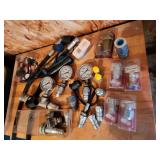 Hydraulic couplings and pressure gauges